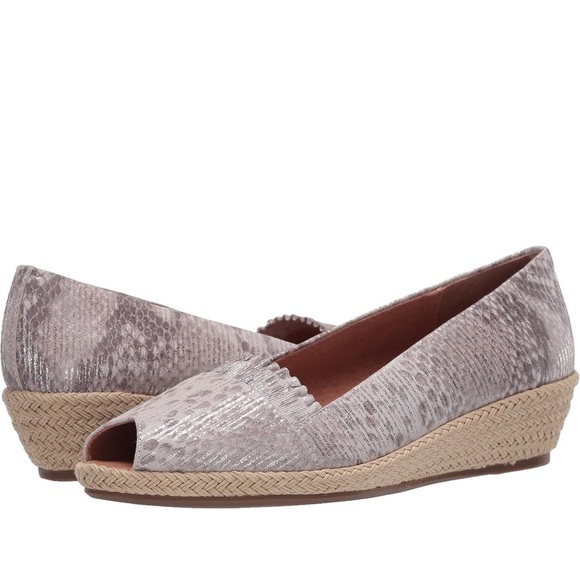 gentle souls Shoes - Gentle Souls by Kenneth Cole Women's Luci Ruffle A-line Peep Toe Wedge Sandals